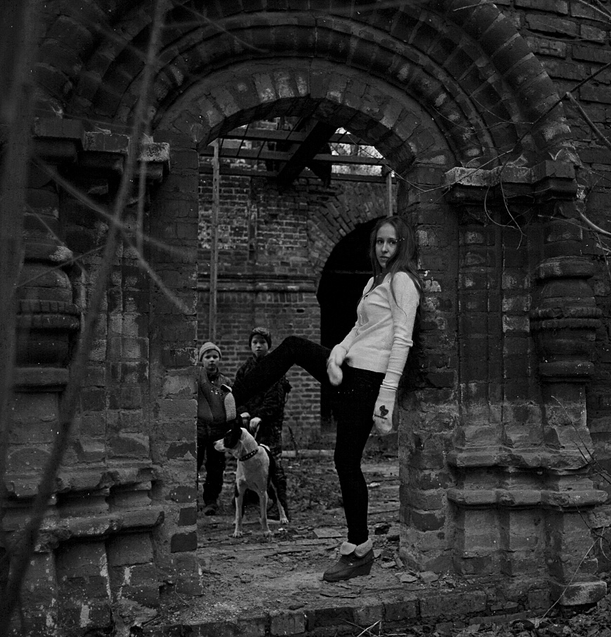 девочка среди руин костромской церкви