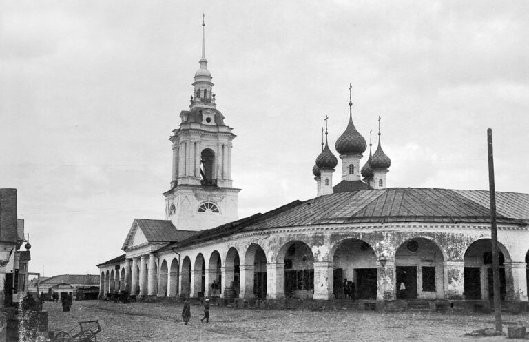 Гостиный двор (Красные ряды) с церковью Спаса в Рядах и Мелочными рядами, сер. XVIII-XIX вв.